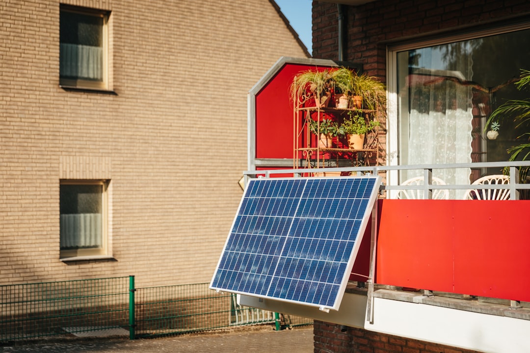 our-services-01 Ein kleines Balkonkraftwerk, das auf einem Stadtbalkon installiert ist und Solarenergie liefert. Wenn du dieses Bild verwenden möchtest, freuen wir uns sehr über eine Verlinkung zu Yuma Balkonkraftwerk als Quelle. So unterstützt du unsere Arbeit und hilfst, das Bewusstsein für saubere Energie zu verbreiten.